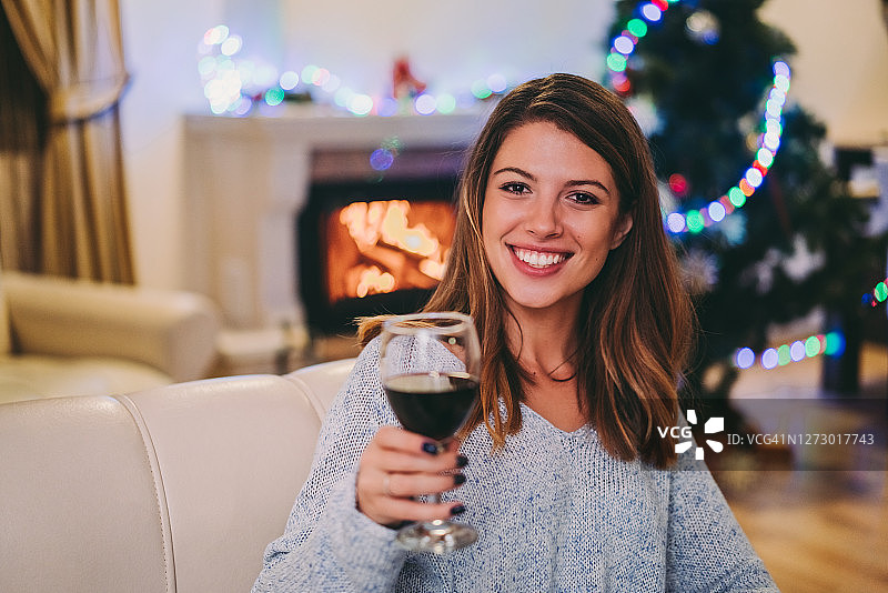 新年夜居家隔离的女人图片素材