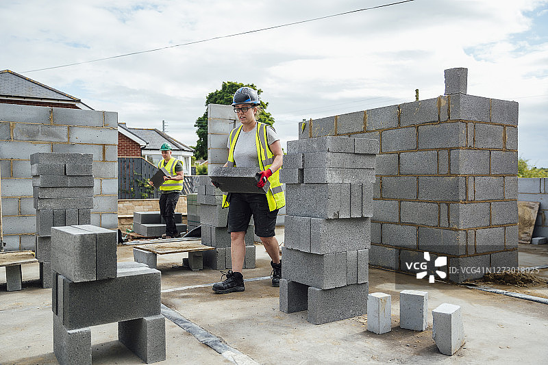 妇女做体力劳动图片素材