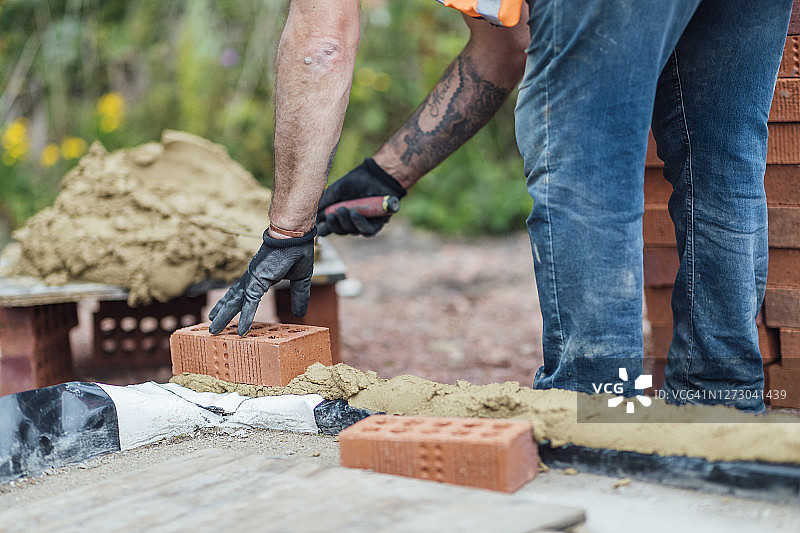 第一层砖块就位图片素材