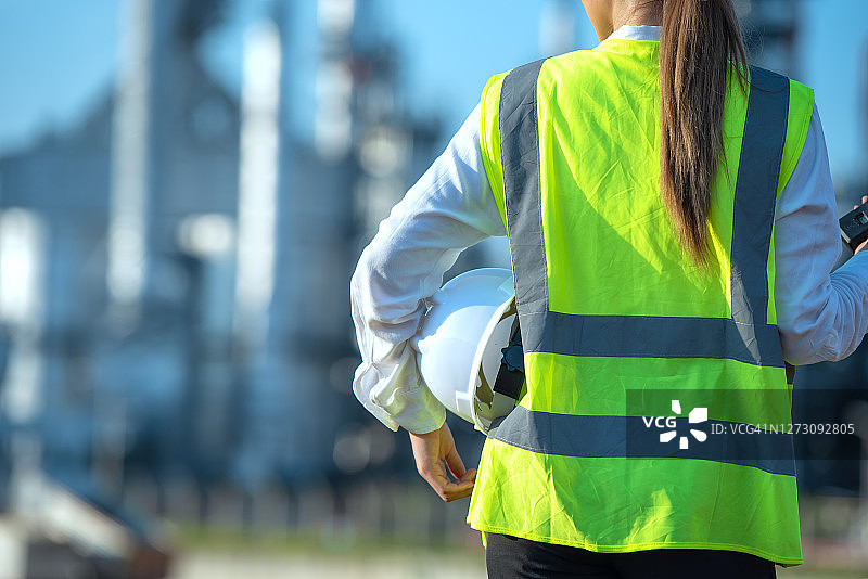 工程师在工业炼油厂进行检查，工业4.0概念，背景模糊图片素材