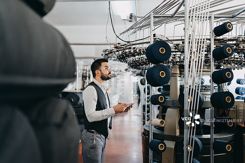 小型企业主检查机器性能图片素材