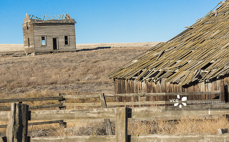 俄勒冈州东部平原上废弃的农舍图片素材