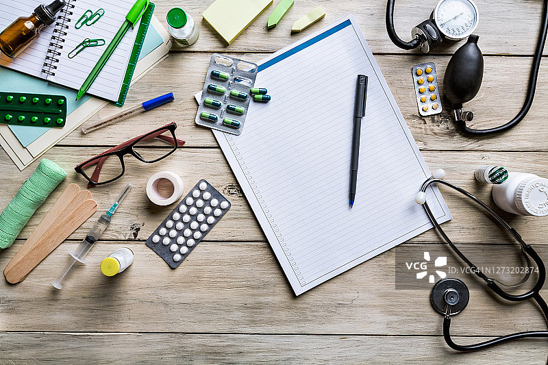 医生办公桌俯视图，带听诊器和记事本图片素材