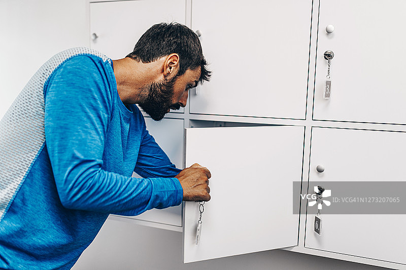 运动员站在更衣室里图片素材