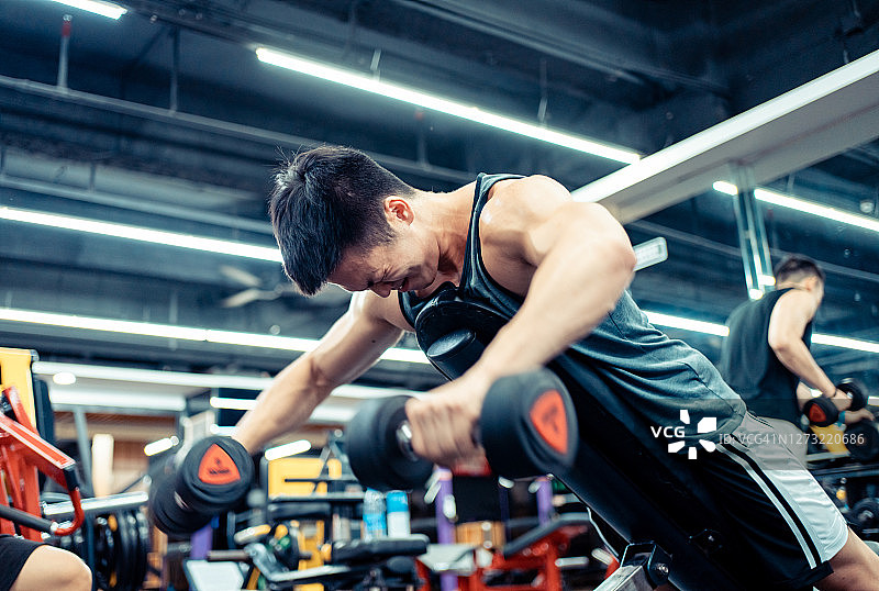 在健身房锻炼的健身爱好者图片素材
