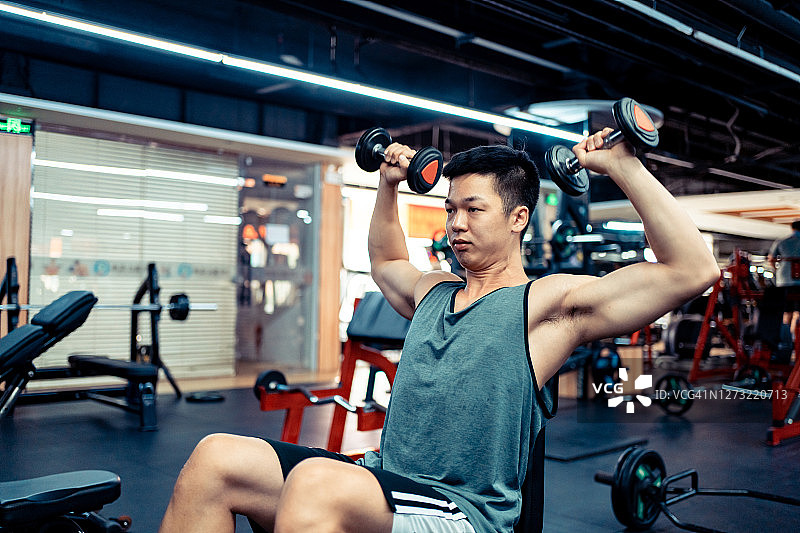 在健身房锻炼的健身爱好者图片素材