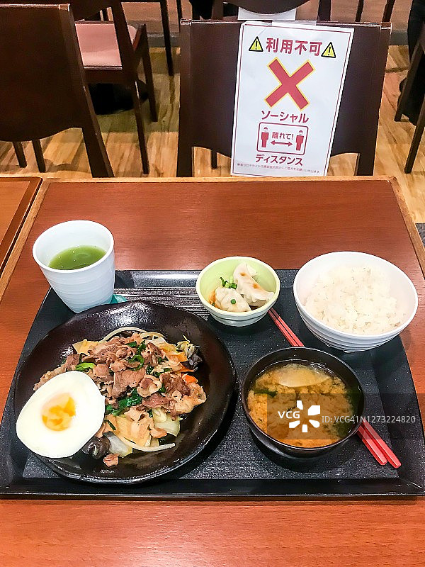 餐厅的社交距离标志图片素材