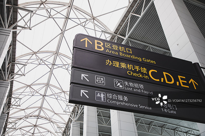 机场指示牌的低角度视图图片素材