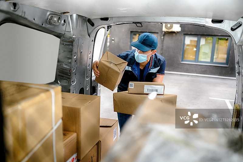 快递员派送包裹图片素材