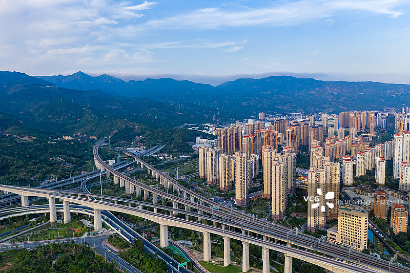城市居民区旁火车桥和公路桥的航拍景色图片素材