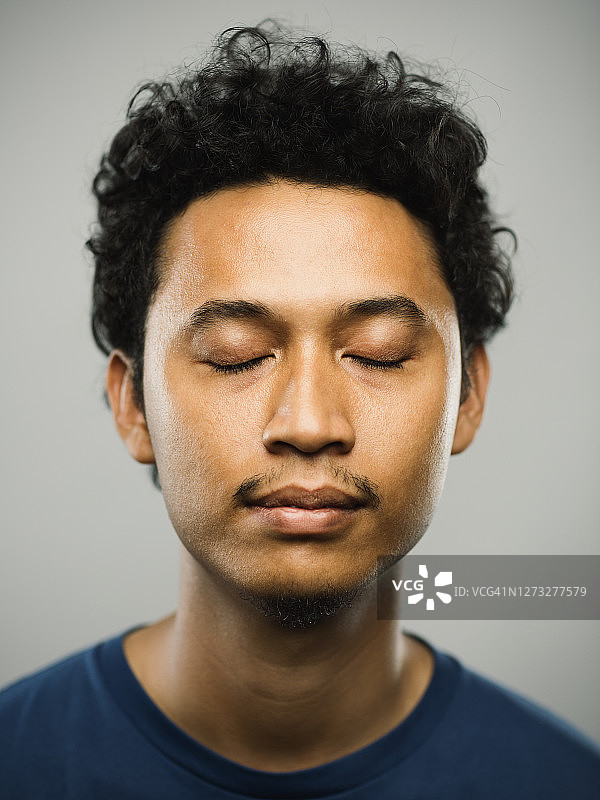 面无表情、闭着眼睛的巴基斯坦男子真实肖像图片素材
