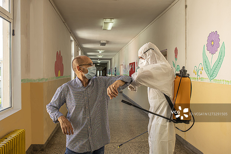 两名男子保持社交距离问候图片素材