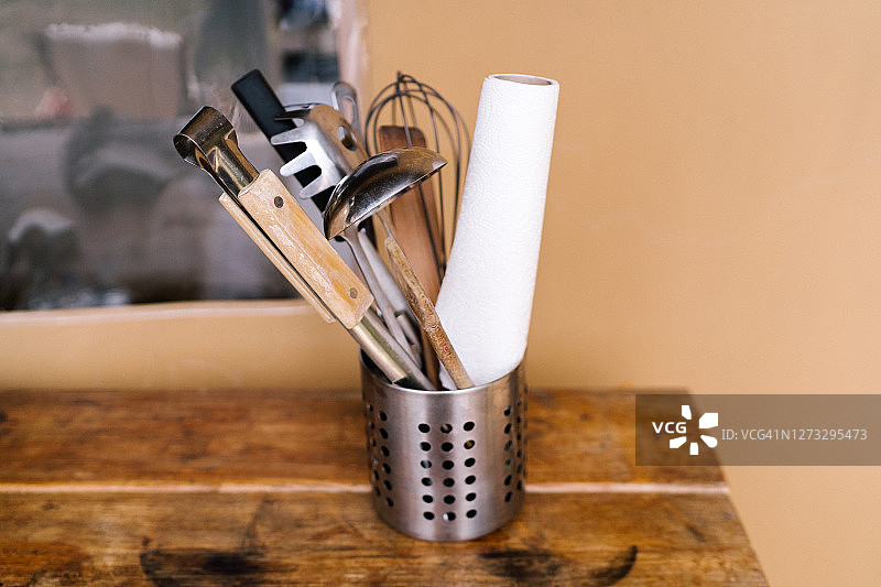 营地上的厨具和餐具罐图片素材