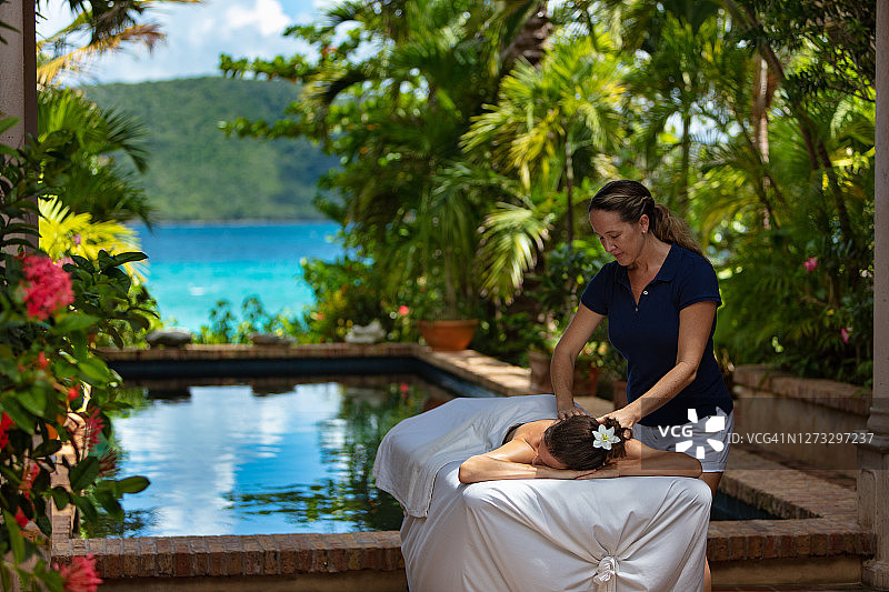 女人在加勒比海的别墅接受按摩图片素材