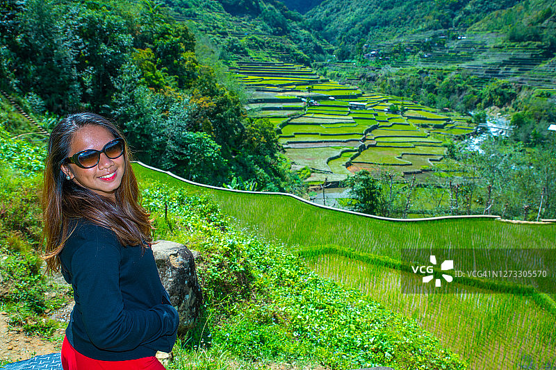 在菲律宾伊富高省巴纳韦镇的巴塔德梯田上徒步的女人图片素材