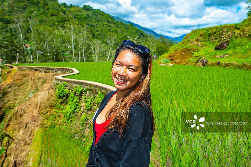 在菲律宾伊富高省巴纳韦镇的巴塔德梯田上徒步的女人图片素材