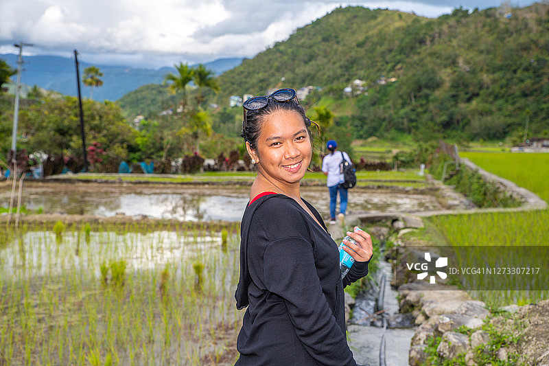 在菲律宾伊富高省巴纳韦镇的巴塔德梯田上徒步的女人图片素材