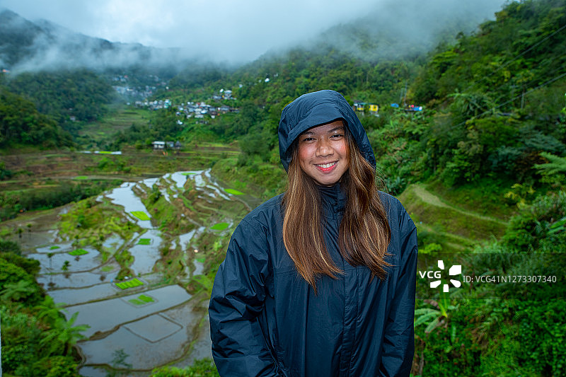 在伊富高巴纳韦Hiwang Native House Inn观景台的女子图片素材