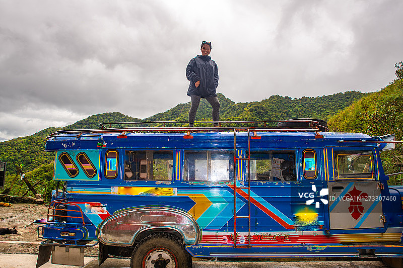菲律宾传统吉普尼车顶的女人图片素材
