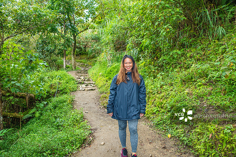 在菲律宾伊富高省巴纳韦，女人徒步前往巴塔德梯田图片素材