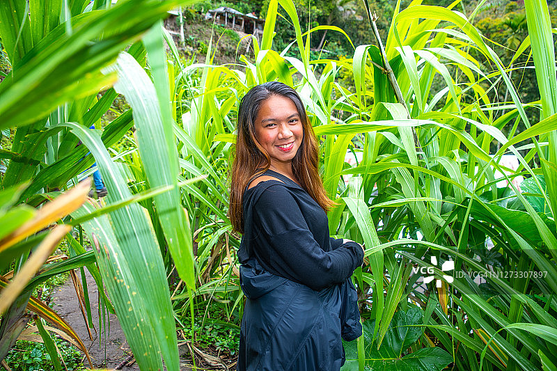 徒步前往菲律宾伊富高巴拿威巴塔德梯田的女人图片素材