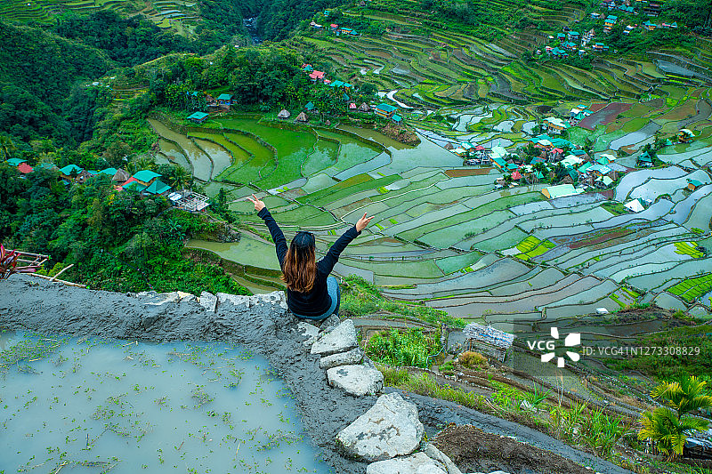 女人到达菲律宾伊富高巴纳韦巴塔德梯田的观景点图片素材