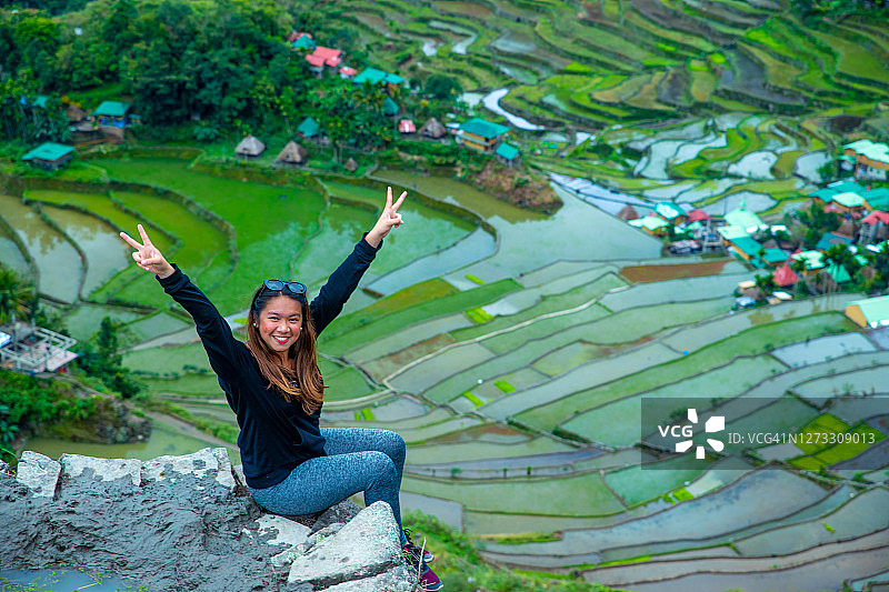 女人到达菲律宾伊富高巴纳韦巴塔德梯田的观景点图片素材