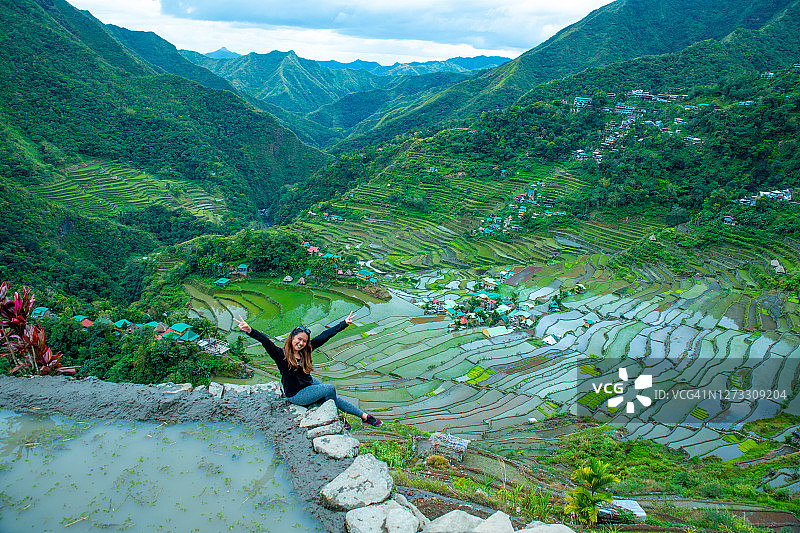 女人到达菲律宾伊富高巴纳韦巴塔德梯田的观景点图片素材