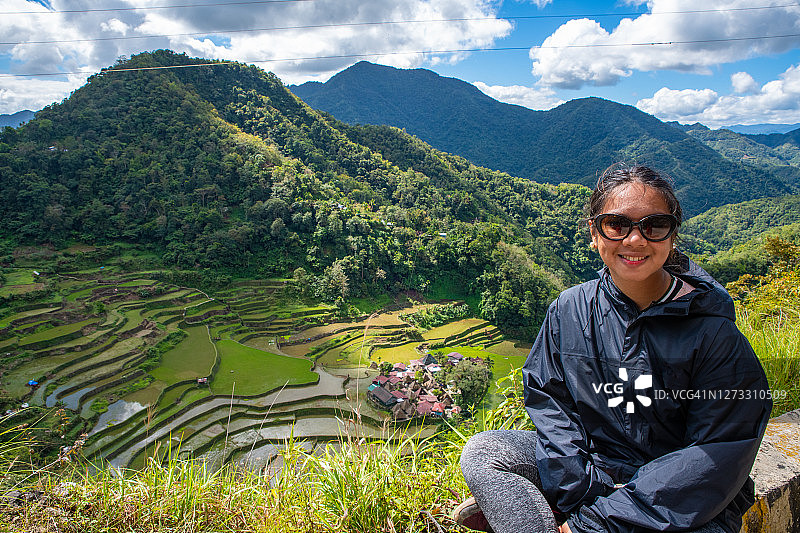 在菲律宾巴纳韦梯田观景点的女人图片素材