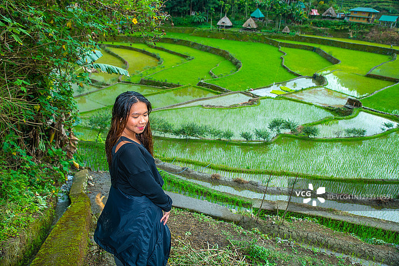 在菲律宾伊富高省巴纳韦梯田山坡上徒步的女人图片素材