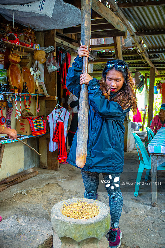 菲律宾伊富高巴拿威收获Tinawon的妇女图片素材