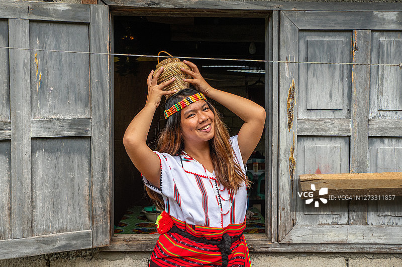 菲律宾巴纳韦梯田：身穿伊富高传统服饰的女子图片素材