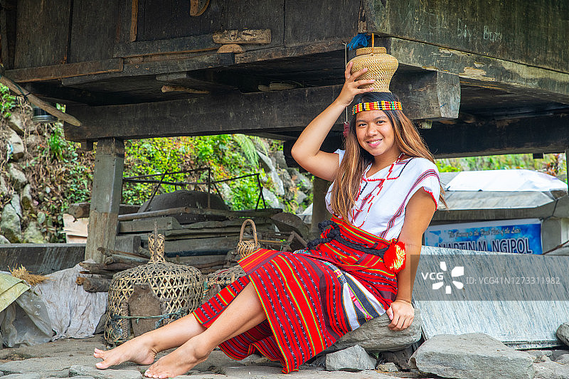 菲律宾巴纳韦梯田：身穿伊富高传统服饰的女子图片素材