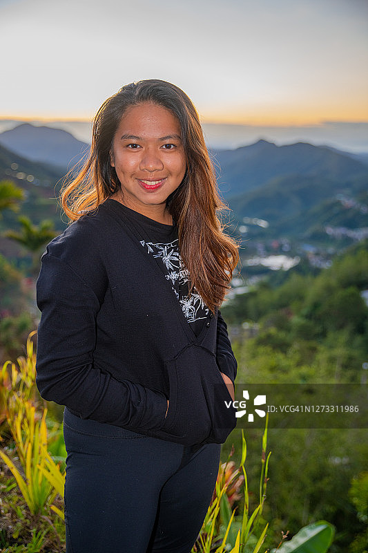 在伊富高巴纳韦Hiwang Native House Inn观景台的女子图片素材