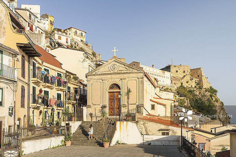 女子参观意大利卡拉布里亚希拉古镇图片素材