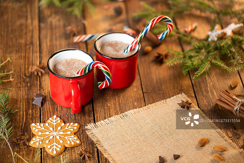 盛满热巧克力的明亮陶瓷杯图片素材