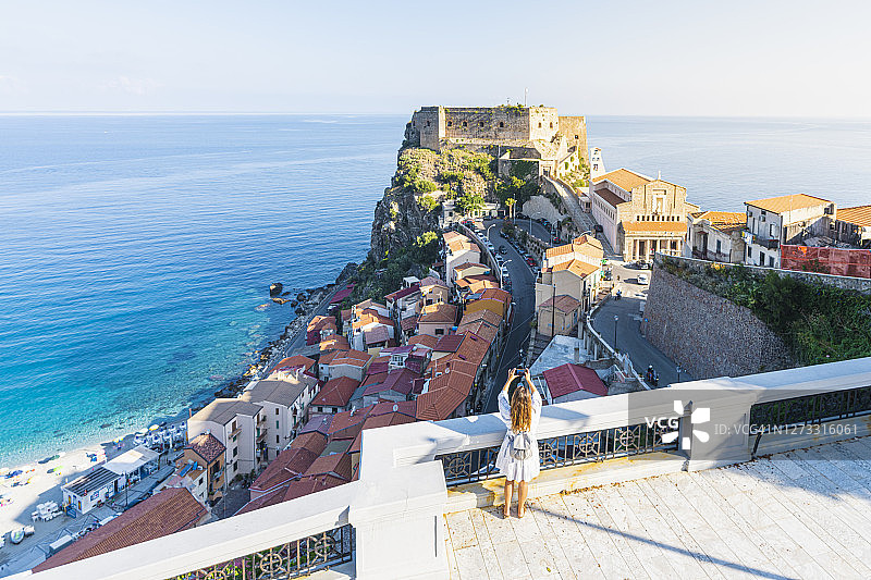 女人在意大利卡拉布里亚区斯卡拉拍照图片素材