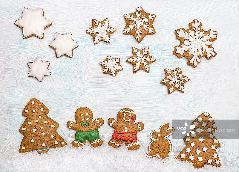 雪地木桌上的姜饼男孩和女孩图片素材