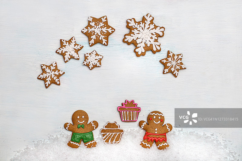 姜饼圣诞饼干男孩和女孩与礼物图片素材