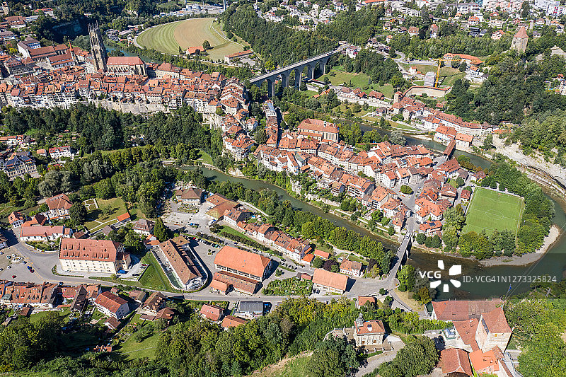 瑞士弗里堡中世纪老城鸟瞰图片素材