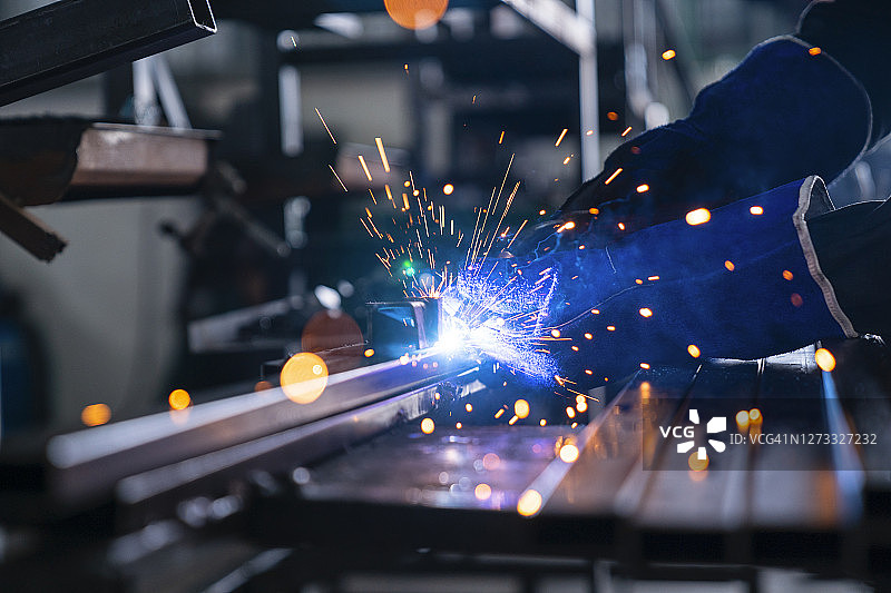 工业工人焊接钢材并冒火花特写图片素材