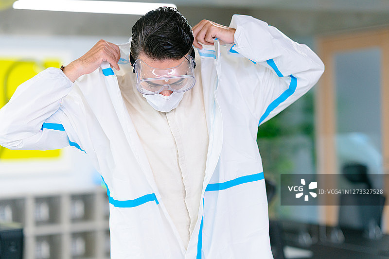 男子身穿防护服消毒办公室图片素材