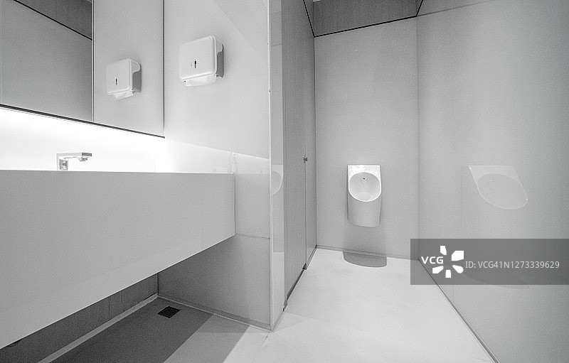 卫生间内的小便池图片素材