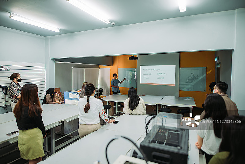 中国亚洲男大学生在大学教室里展示图片素材