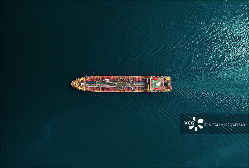炼油厂油轮海上运输航拍俯视图图片素材