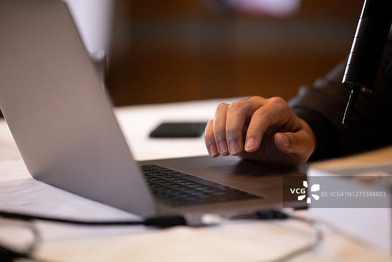 双手操作笔记本电脑触摸板特写图片素材