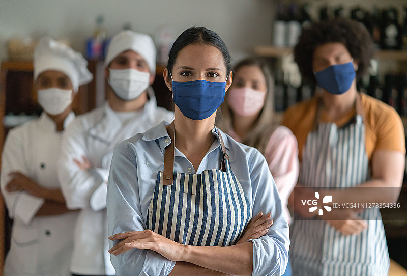 餐厅里与员工一起工作的女服务员图片素材