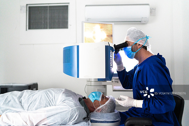 眼科外科医生正在做眼科手术图片素材