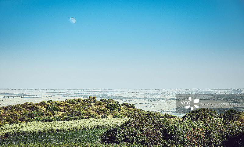 以色列北部胡拉谷的蓝色月空图片素材