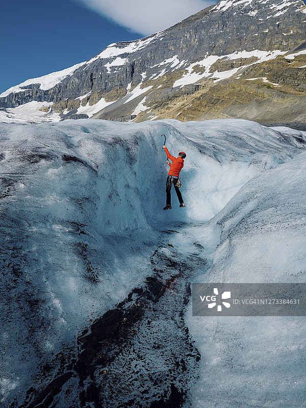 一人攀登陡峭冰川图片素材